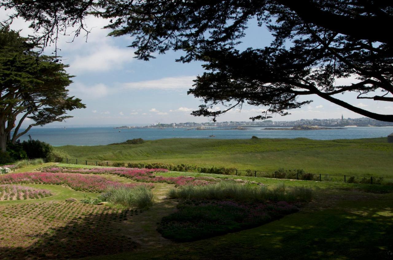 Hotel Aux Tamaris - Vue Mer Roscoff Exterior photo